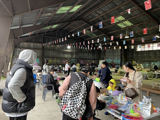 ▲ ▲진달래장 문화놀이터가 방문객들로 북적거리고 있다.