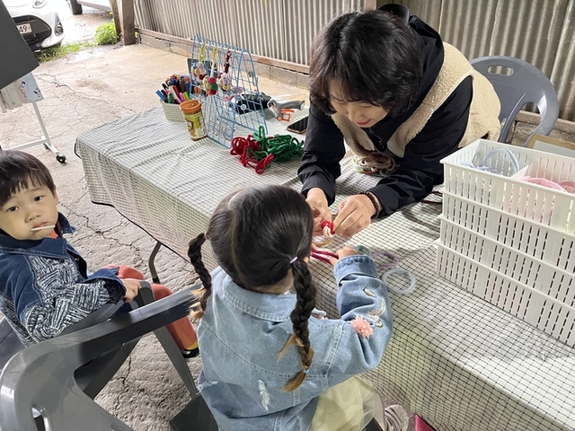 ▲ ▲지역주민과 함께하는 진달래장 문화놀이터에서 아이들이 생활소품을 만들고 있다.